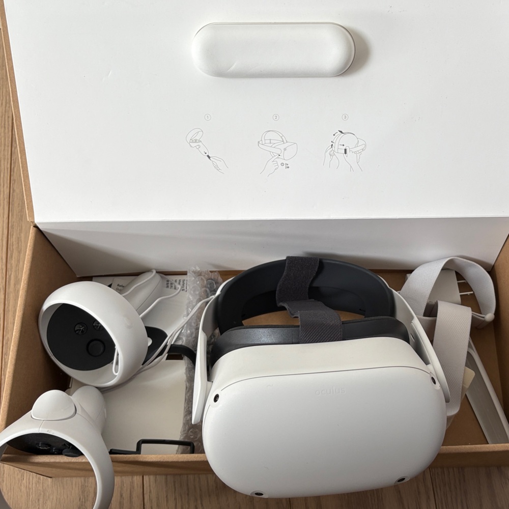 Oculus Quest 2 Headset and Controllers